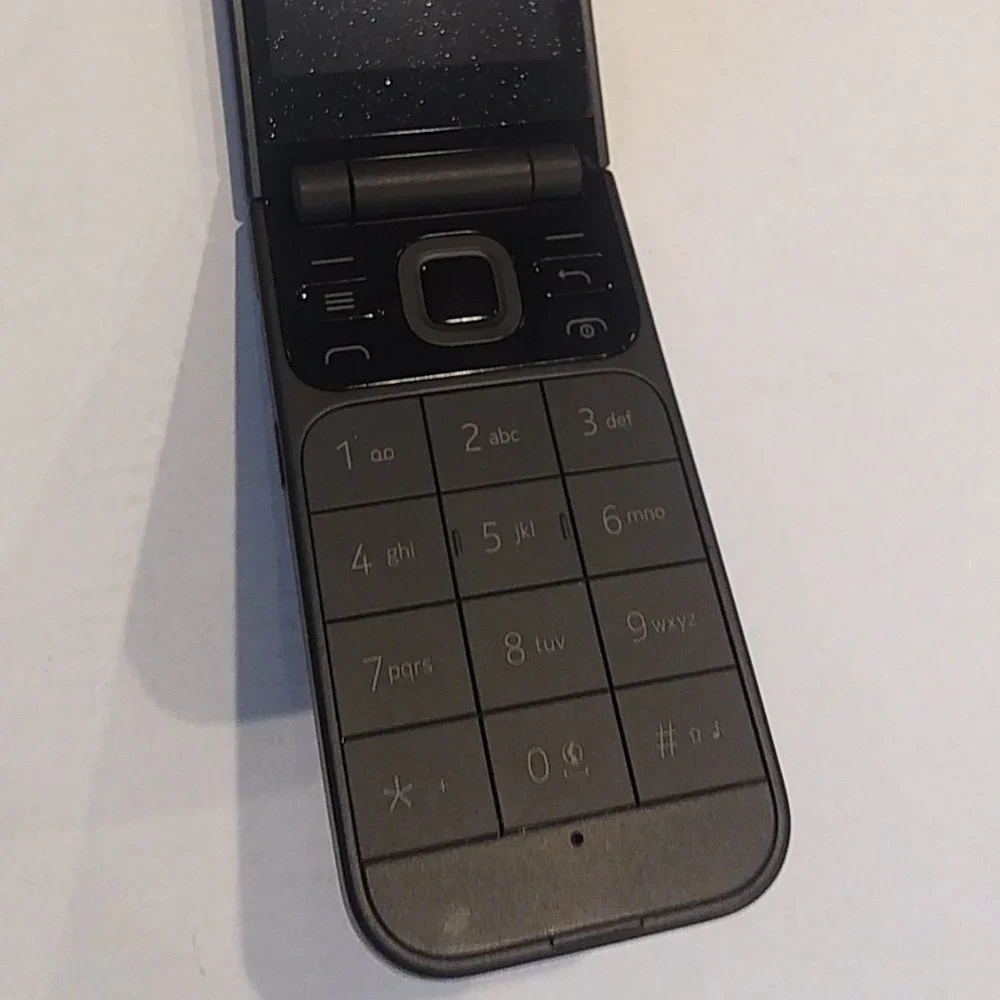 Nokia 2720 4GB DUAL SIM FLIP PHONE GSM UNLOCKED - International Version.